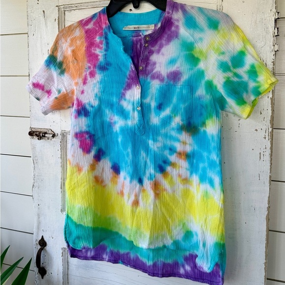 ACOLE’, NWOT, TIE-DYED HENLEY SHIRT. SPLIT SIDES WITH HI-LOW HEM. SIZE 0 - Picture 2 of 8